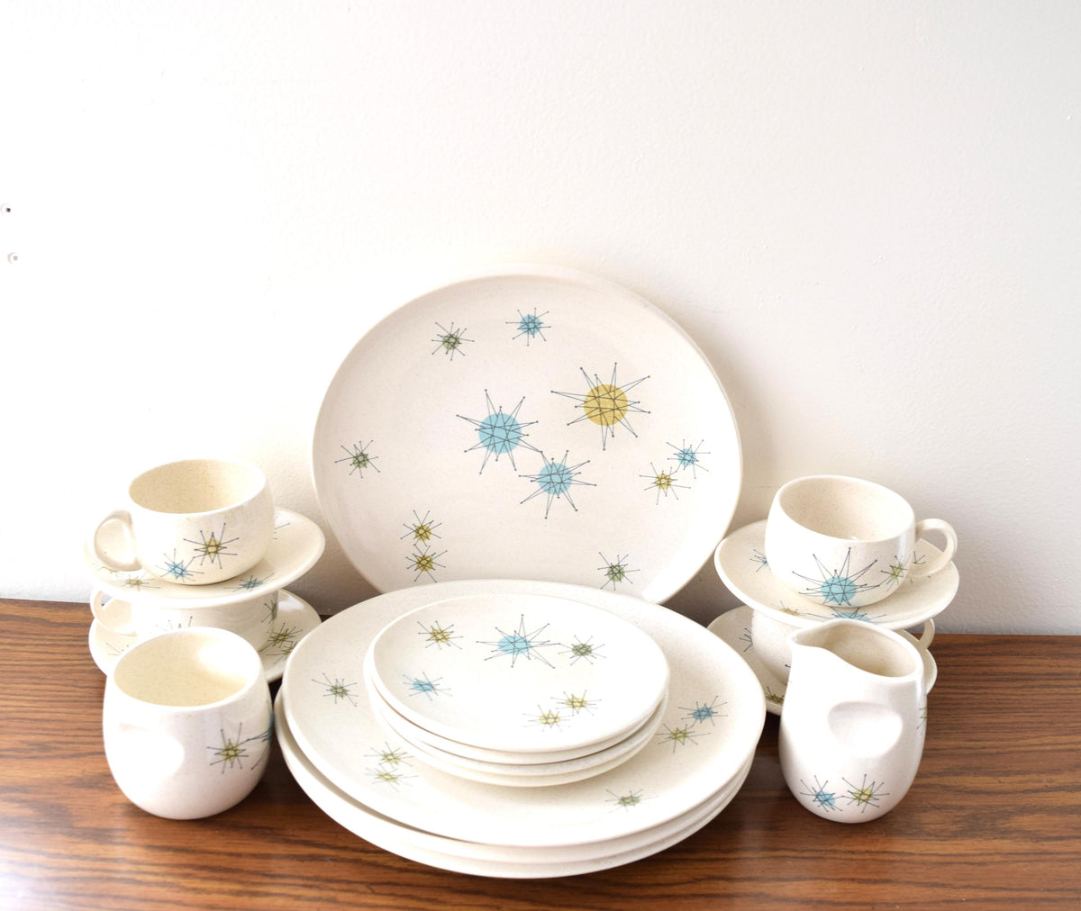 Set of 18 Pieces Franciscan Starburst Dinnerware Vintage Service for 4 Place Settings